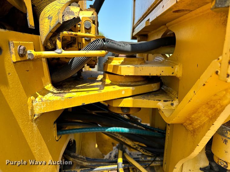 image for item EJ8888 1993 John Deere  670B motor grader