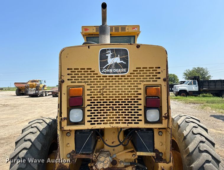 image for item EJ8888 1993 John Deere  670B motor grader