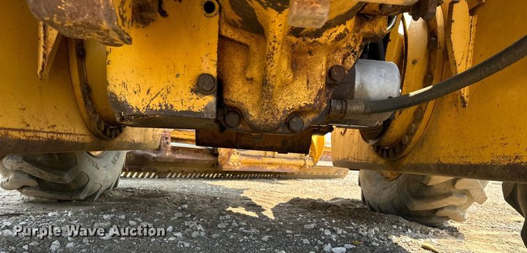 image for item EJ8888 1993 John Deere  670B motor grader