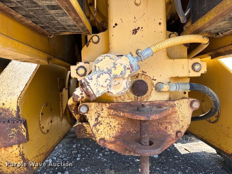 image for item EJ8888 1993 John Deere  670B motor grader