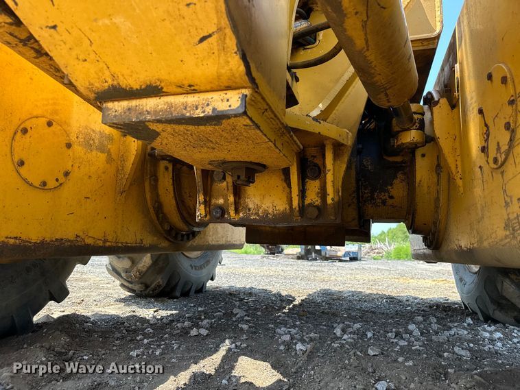 image for item EJ8888 1993 John Deere  670B motor grader