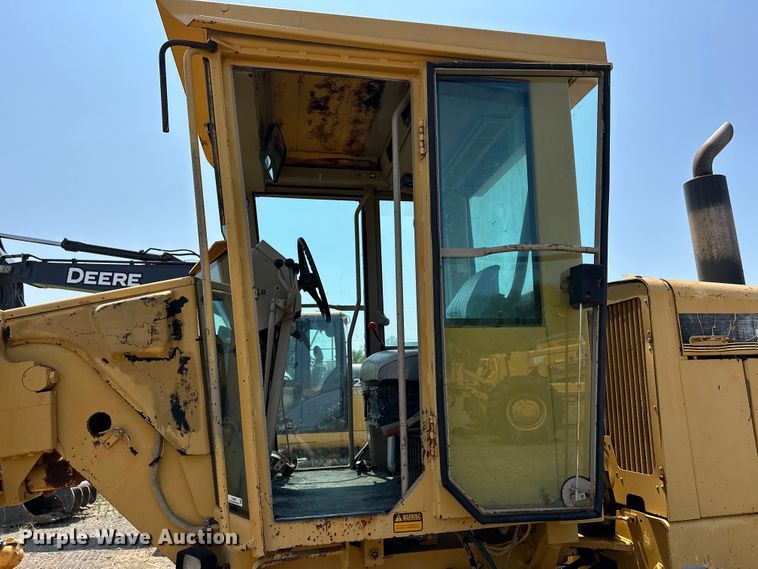 image for item EJ8888 1993 John Deere  670B motor grader