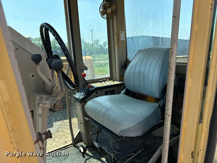 image for item EJ8888 1993 John Deere  670B motor grader