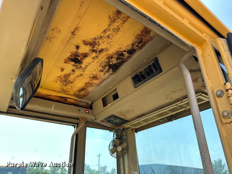 image for item EJ8888 1993 John Deere  670B motor grader