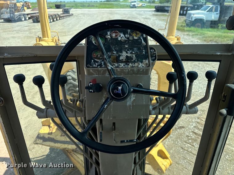 image for item EJ8888 1993 John Deere  670B motor grader