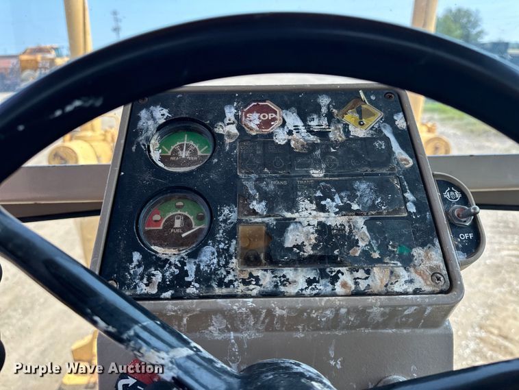 image for item EJ8888 1993 John Deere  670B motor grader