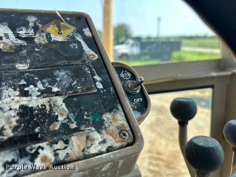 image for item EJ8888 1993 John Deere  670B motor grader