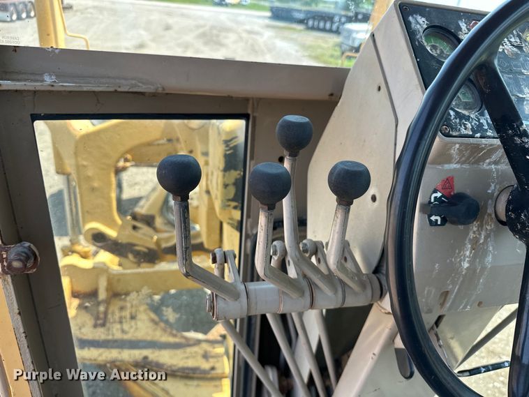 image for item EJ8888 1993 John Deere  670B motor grader