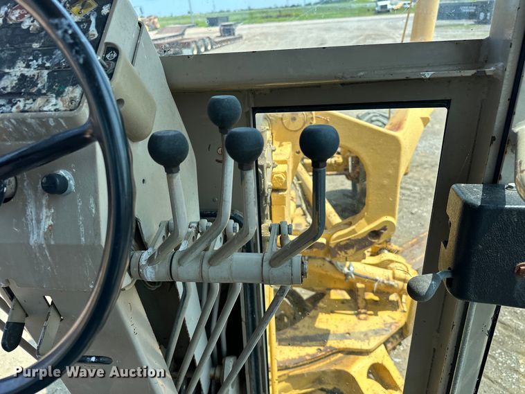 image for item EJ8888 1993 John Deere  670B motor grader