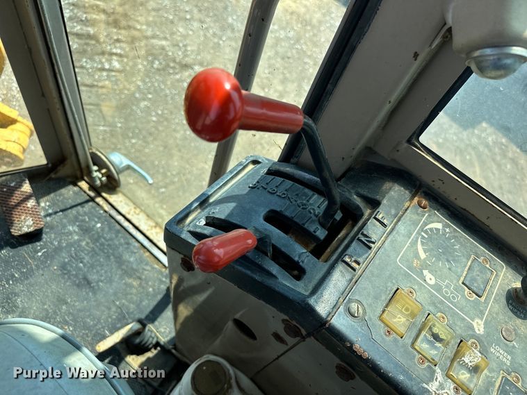 image for item EJ8888 1993 John Deere  670B motor grader