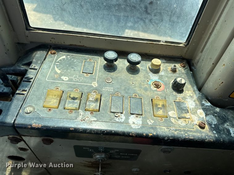 image for item EJ8888 1993 John Deere  670B motor grader