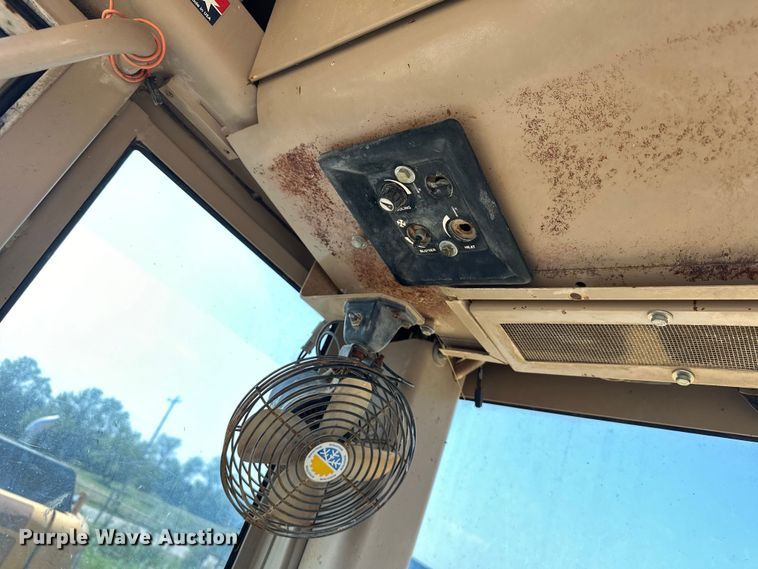 image for item EJ8888 1993 John Deere  670B motor grader