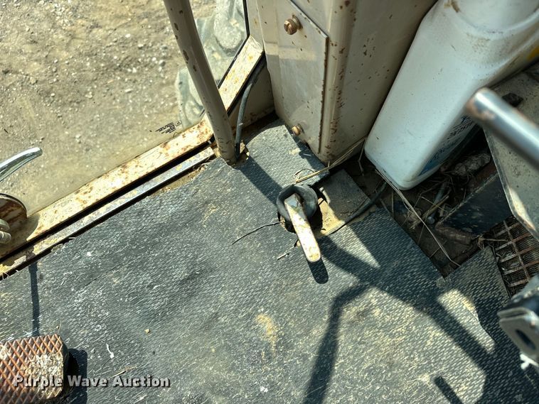 image for item EJ8888 1993 John Deere  670B motor grader