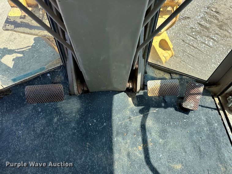 image for item EJ8888 1993 John Deere  670B motor grader