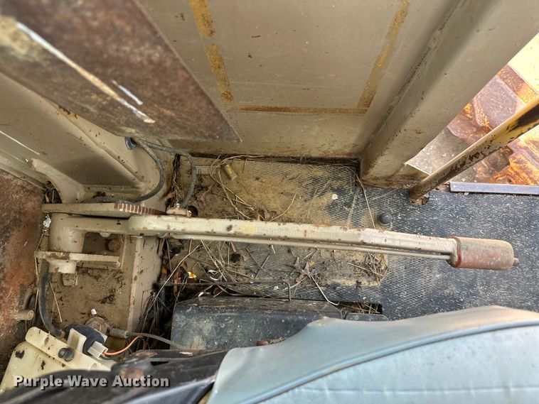 image for item EJ8888 1993 John Deere  670B motor grader