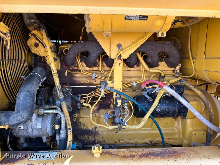 image for item EJ8888 1993 John Deere  670B motor grader