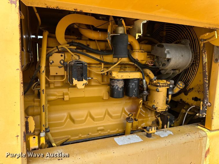 image for item EJ8888 1993 John Deere  670B motor grader