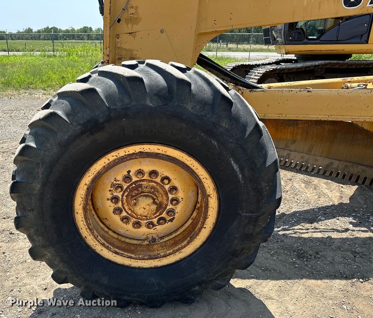 image for item EJ8888 1993 John Deere  670B motor grader