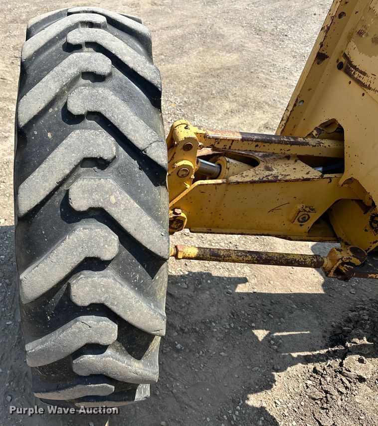 image for item EJ8888 1993 John Deere  670B motor grader