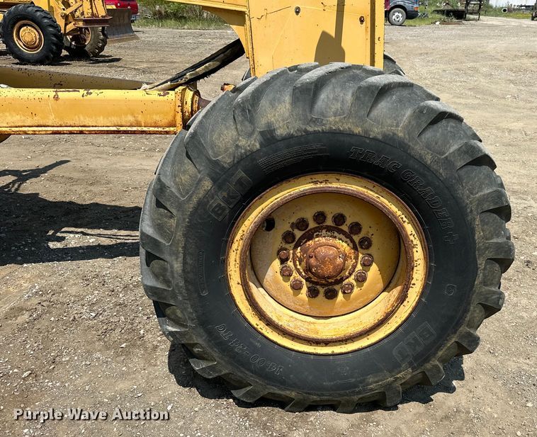 image for item EJ8888 1993 John Deere  670B motor grader