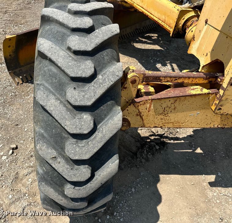 image for item EJ8888 1993 John Deere  670B motor grader