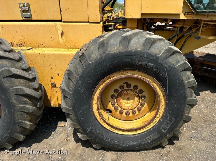 image for item EJ8888 1993 John Deere  670B motor grader