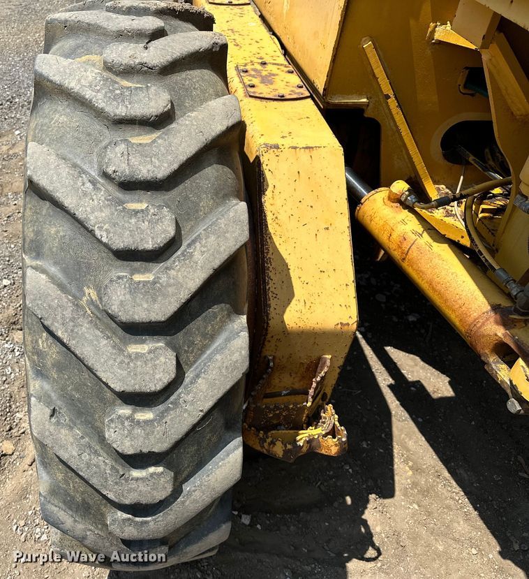 image for item EJ8888 1993 John Deere  670B motor grader