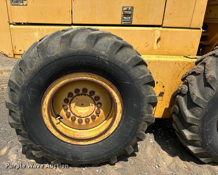 image for item EJ8888 1993 John Deere  670B motor grader