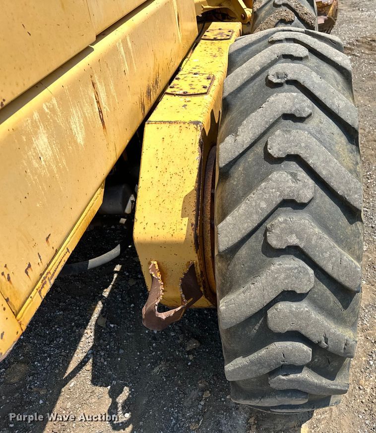 image for item EJ8888 1993 John Deere  670B motor grader