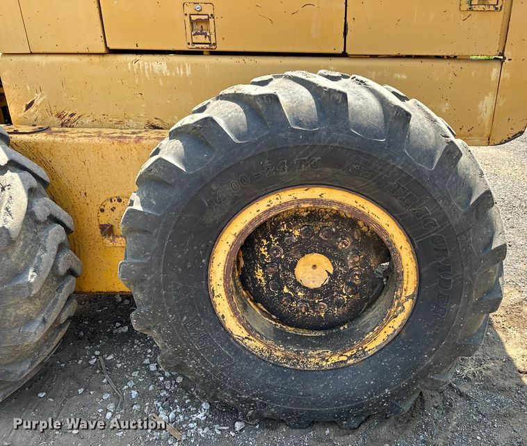 image for item EJ8888 1993 John Deere  670B motor grader