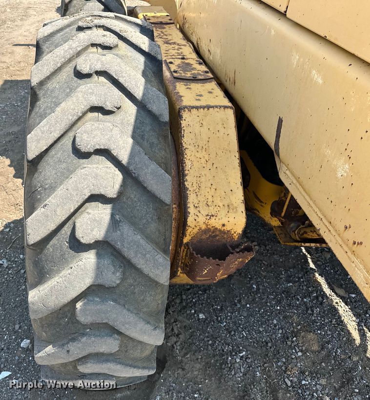 image for item EJ8888 1993 John Deere  670B motor grader