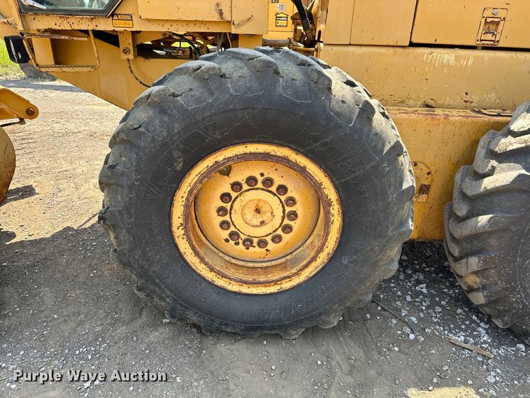 image for item EJ8888 1993 John Deere  670B motor grader