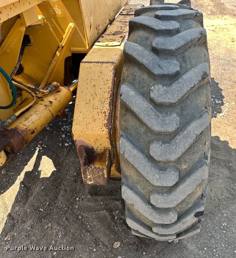 image for item EJ8888 1993 John Deere  670B motor grader