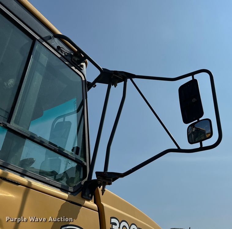 image for item EJ8889 2012 John Deere 300D Series II haul truck