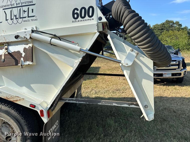 image for item EJ8906 2012 International  4300 street sweeper truck