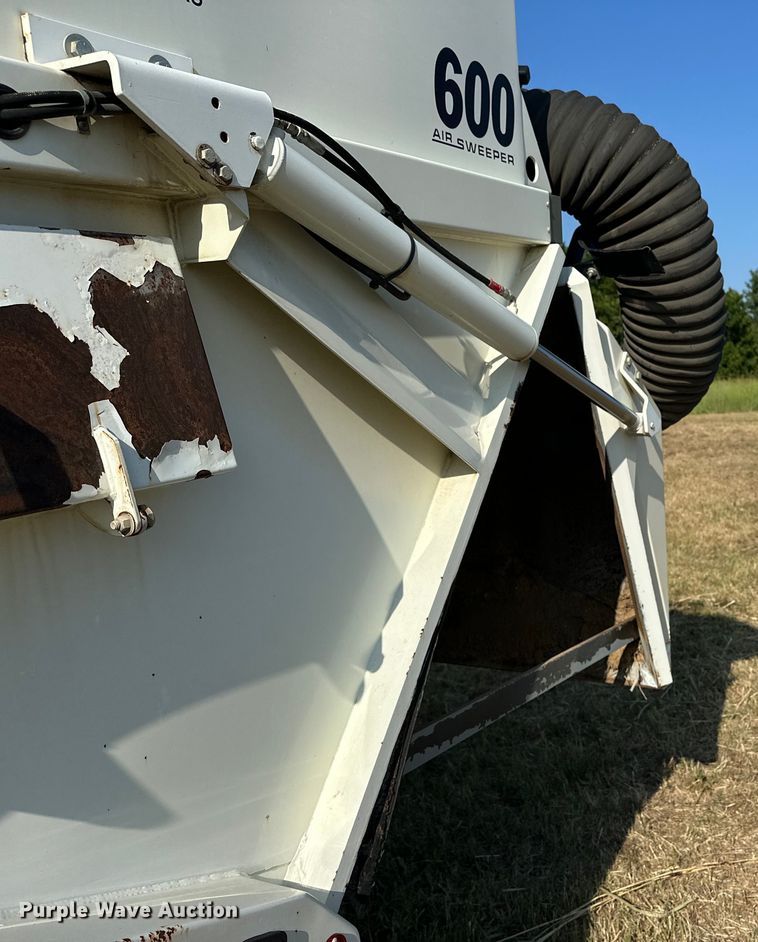 image for item EJ8906 2012 International  4300 street sweeper truck