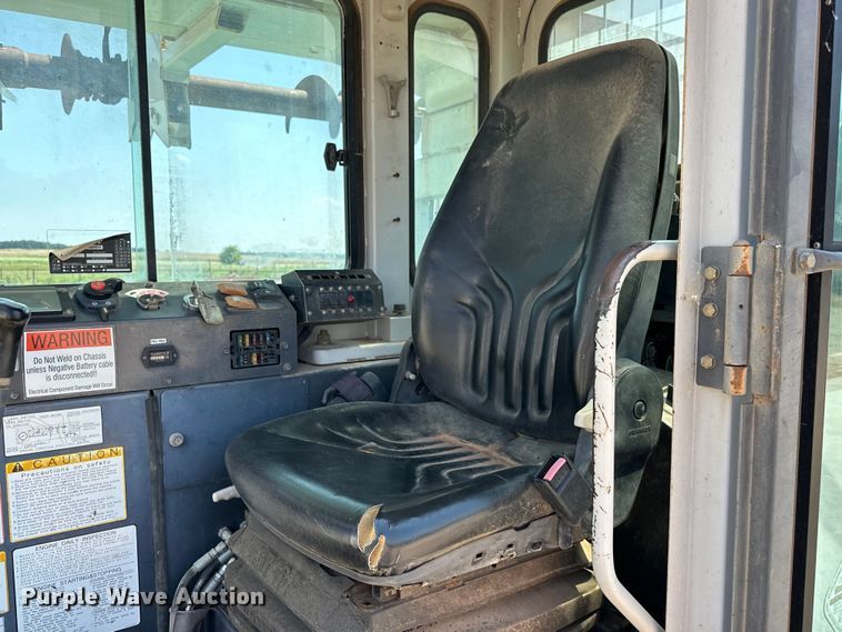 image for item EJ8914 IHI IC50 track carrier with digger derrick 