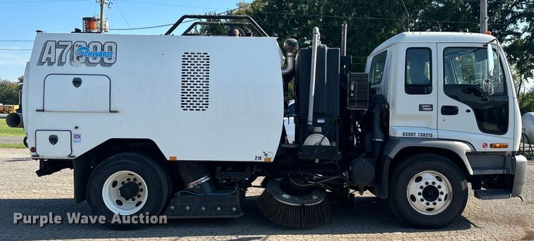 image for item EJ8931 2008 GMC  T7500 street sweeper truck