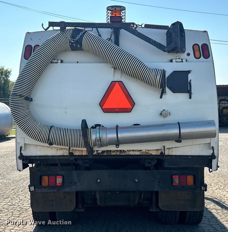 image for item EJ8931 2008 GMC  T7500 street sweeper truck