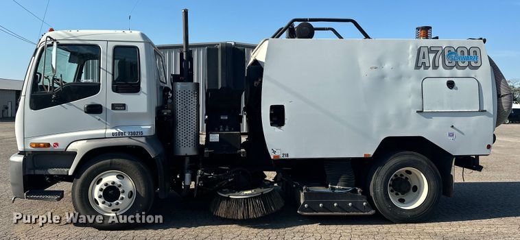 image for item EJ8931 2008 GMC  T7500 street sweeper truck