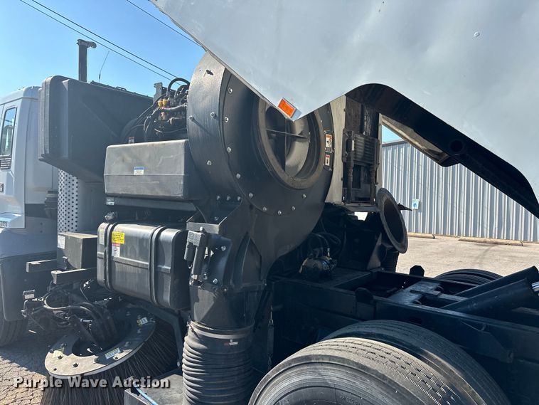 image for item EJ8931 2008 GMC  T7500 street sweeper truck