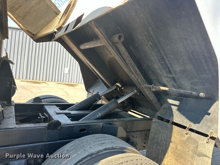 image for item EJ8931 2008 GMC  T7500 street sweeper truck