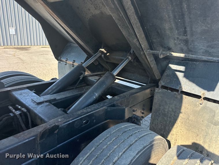 image for item EJ8931 2008 GMC  T7500 street sweeper truck