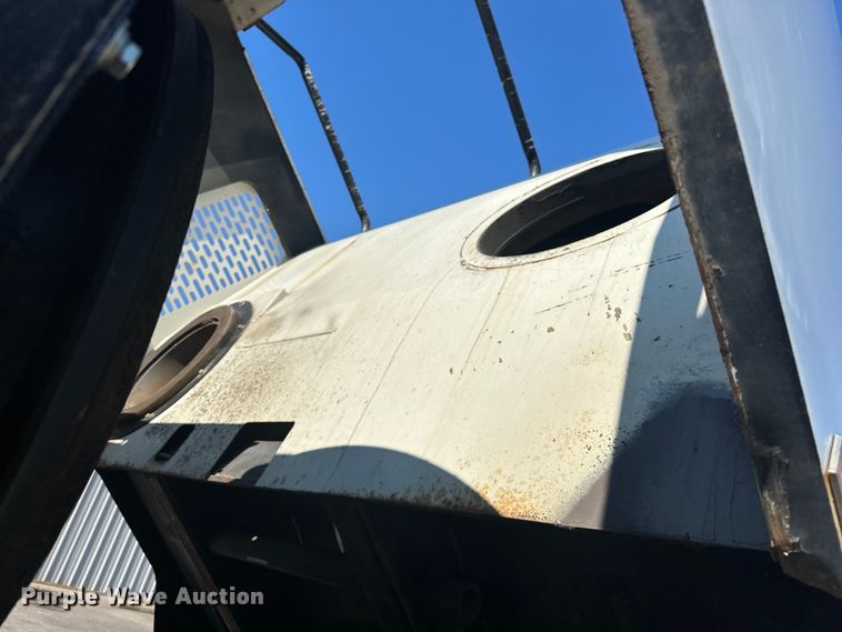 image for item EJ8931 2008 GMC  T7500 street sweeper truck