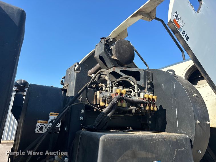 image for item EJ8931 2008 GMC  T7500 street sweeper truck