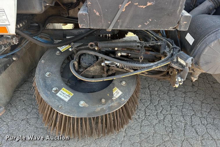 image for item EJ8931 2008 GMC  T7500 street sweeper truck