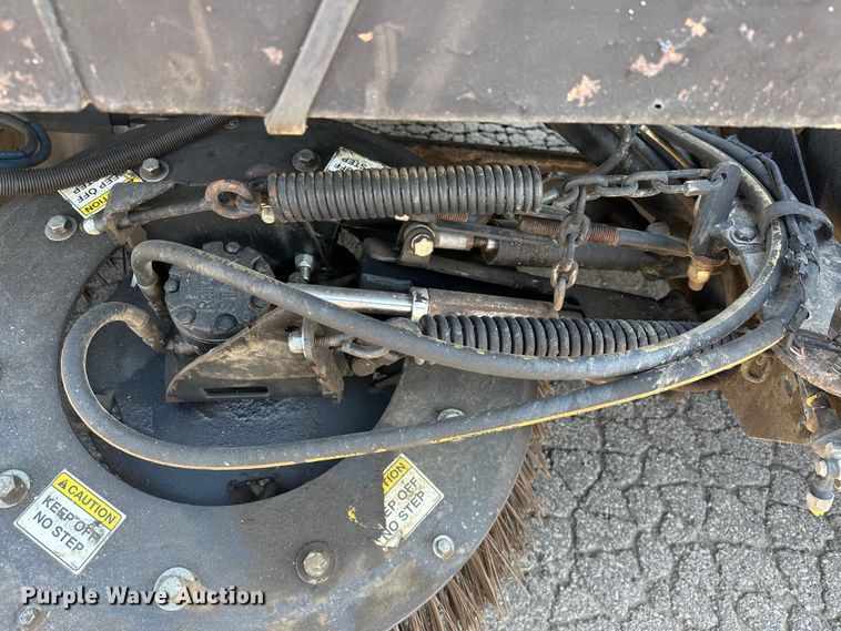 image for item EJ8931 2008 GMC  T7500 street sweeper truck