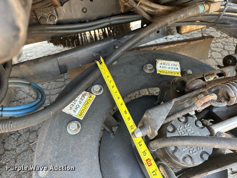 image for item EJ8931 2008 GMC  T7500 street sweeper truck