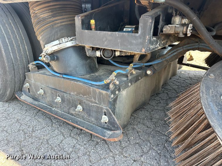 image for item EJ8931 2008 GMC  T7500 street sweeper truck