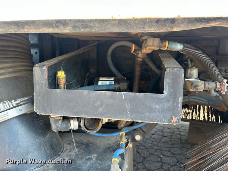 image for item EJ8931 2008 GMC  T7500 street sweeper truck